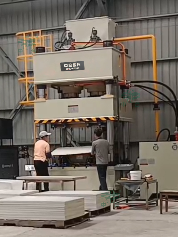 630噸墻面裝飾板成型液壓機現場