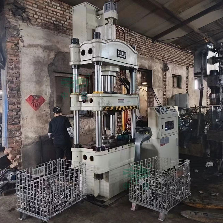 200噸四柱液壓機(jī)冷壓爪極現(xiàn)場(chǎng).jpg 200噸四柱液壓機(jī)冷壓爪極現(xiàn)場(chǎng).jpg