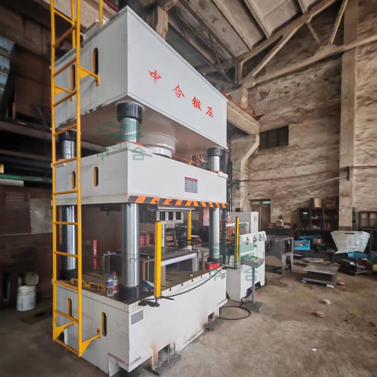 315噸三梁四柱液壓機現場.jpg 315噸三梁四柱液壓機現場.jpg