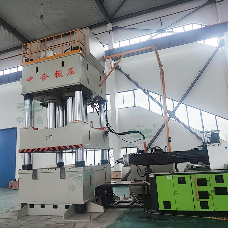 2000噸汽車配件成型液壓機現場 2000噸汽車配件成型液壓機現場