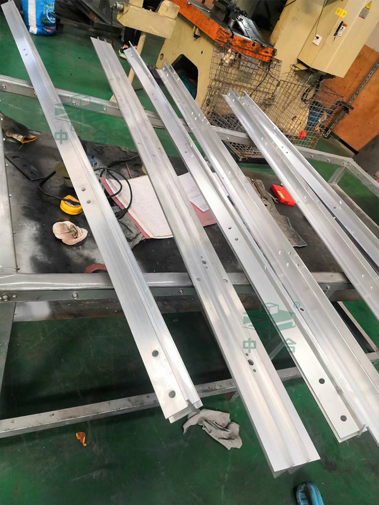 鋁型材沖孔成品.jpg 鋁型材沖孔成品.jpg