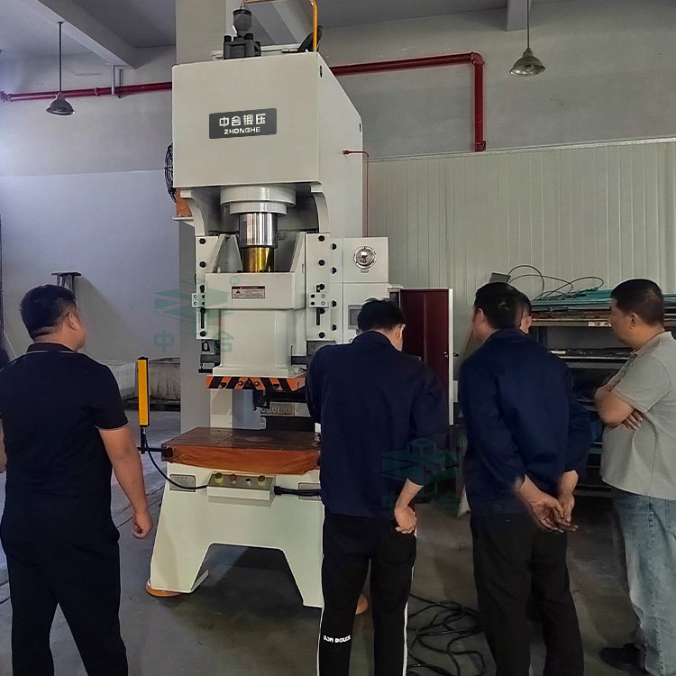 現(xiàn)場培訓客戶使用100噸液壓沖床.jpg 現(xiàn)場培訓客戶使用100噸液壓沖床.jpg