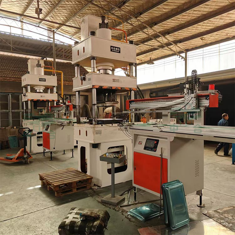 200噸不銹鋼餐盤拉伸成型液壓機(jī).jpg 200噸不銹鋼餐盤拉伸成型液壓機(jī).jpg