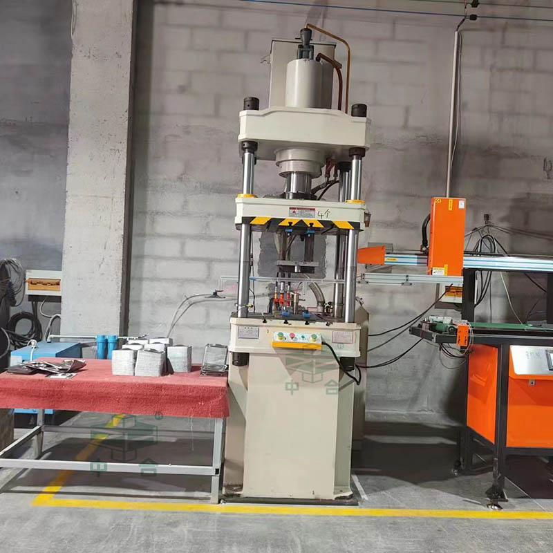 100噸廚具配件成型液壓機(jī)現(xiàn)場.jpg