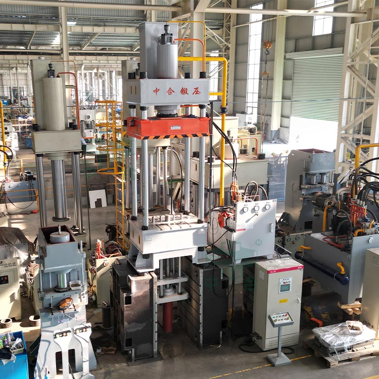 200噸石墨粉末成型液壓機車間實物.jpg 200噸石墨粉末成型液壓機車間實物.jpg