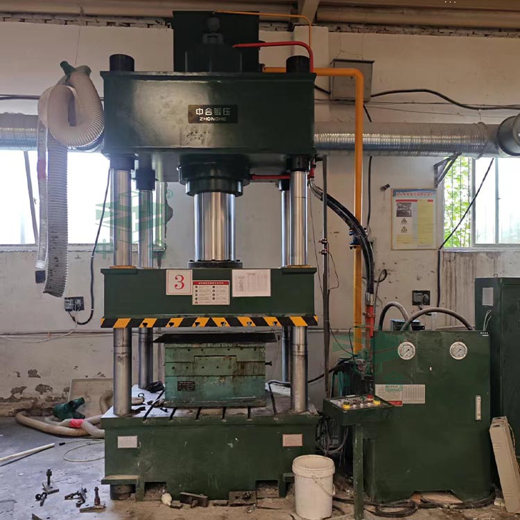 315噸玻璃鋼電表箱成型液壓機現場.jpg 315噸玻璃鋼電表箱成型液壓機現場.jpg