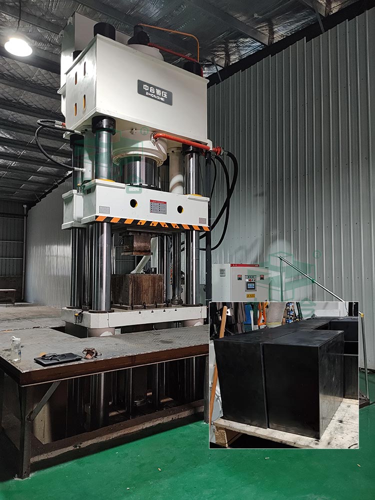 石墨匣缽成型液壓機現場.jpg 石墨匣缽成型液壓機現場.jpg