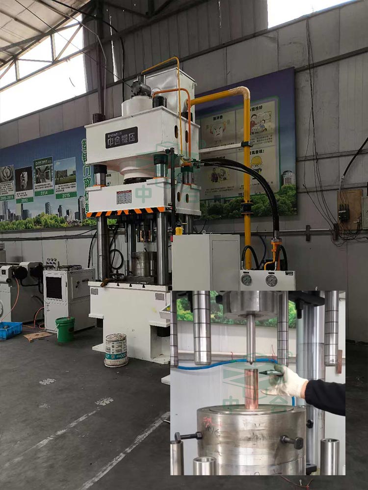 500噸三梁四柱液壓機現(xiàn)場.jpg 500噸三梁四柱液壓機現(xiàn)場.jpg