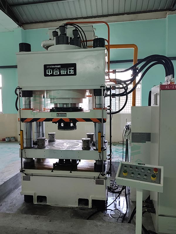 630噸陶瓷粉末成型液壓機(jī)現(xiàn)場(chǎng).jpg 630噸陶瓷粉末成型液壓機(jī)現(xiàn)場(chǎng).jpg