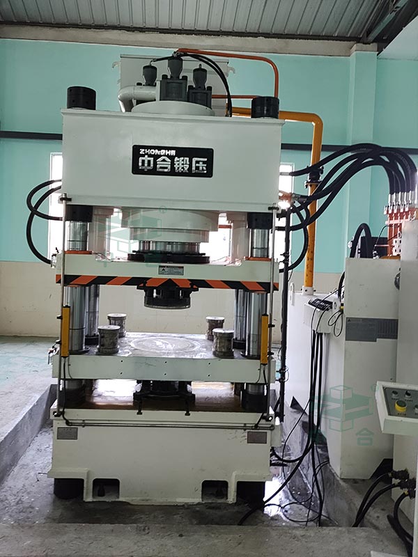 630噸四梁四柱液壓機(jī).jpg 630噸四梁四柱液壓機(jī).jpg