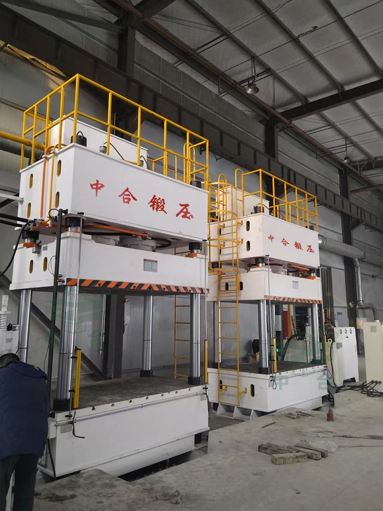 630噸四柱液壓機(jī)安裝現(xiàn)場(chǎng).jpg 630噸四柱液壓機(jī)安裝現(xiàn)場(chǎng).jpg