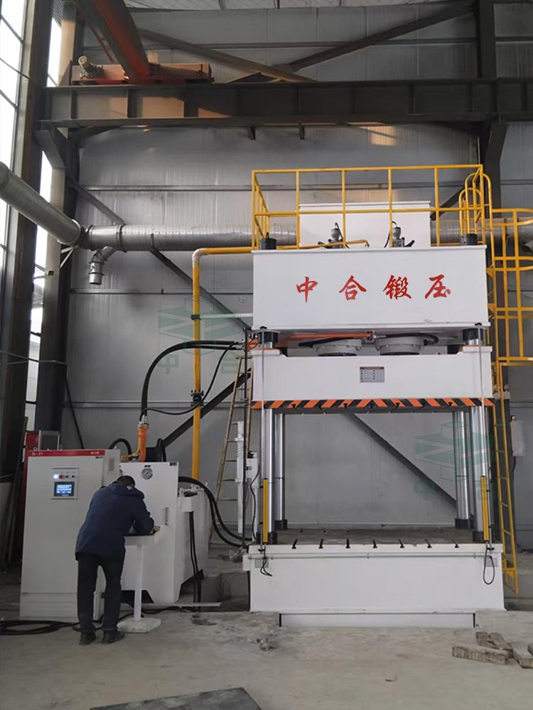 630噸復(fù)合材料成型液壓機(jī).jpg 630噸復(fù)合材料成型液壓機(jī).jpg