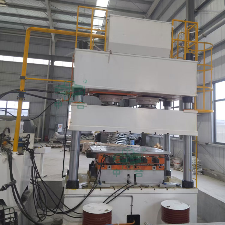 630噸四柱液壓機現場.jpg 630噸四柱液壓機現場.jpg