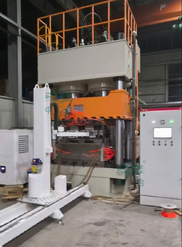 塑料托盤生產線現場.jpg 塑料托盤生產線現場.jpg