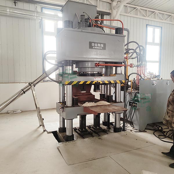 630噸四柱液壓機.jpg 630噸四柱液壓機.jpg