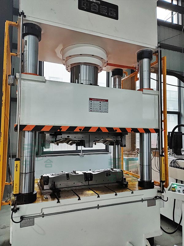 汽車風管保護套成型液壓機.jpg 汽車風管保護套成型液壓機.jpg