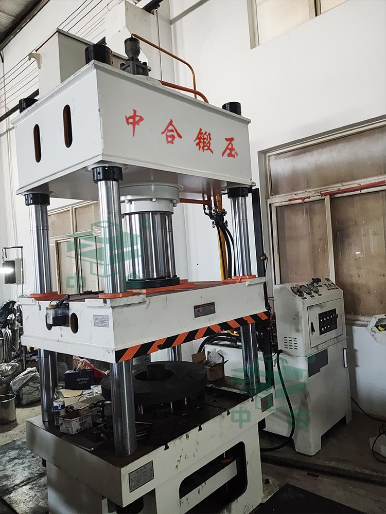 200噸四柱液壓機.jpg 200噸四柱液壓機.jpg