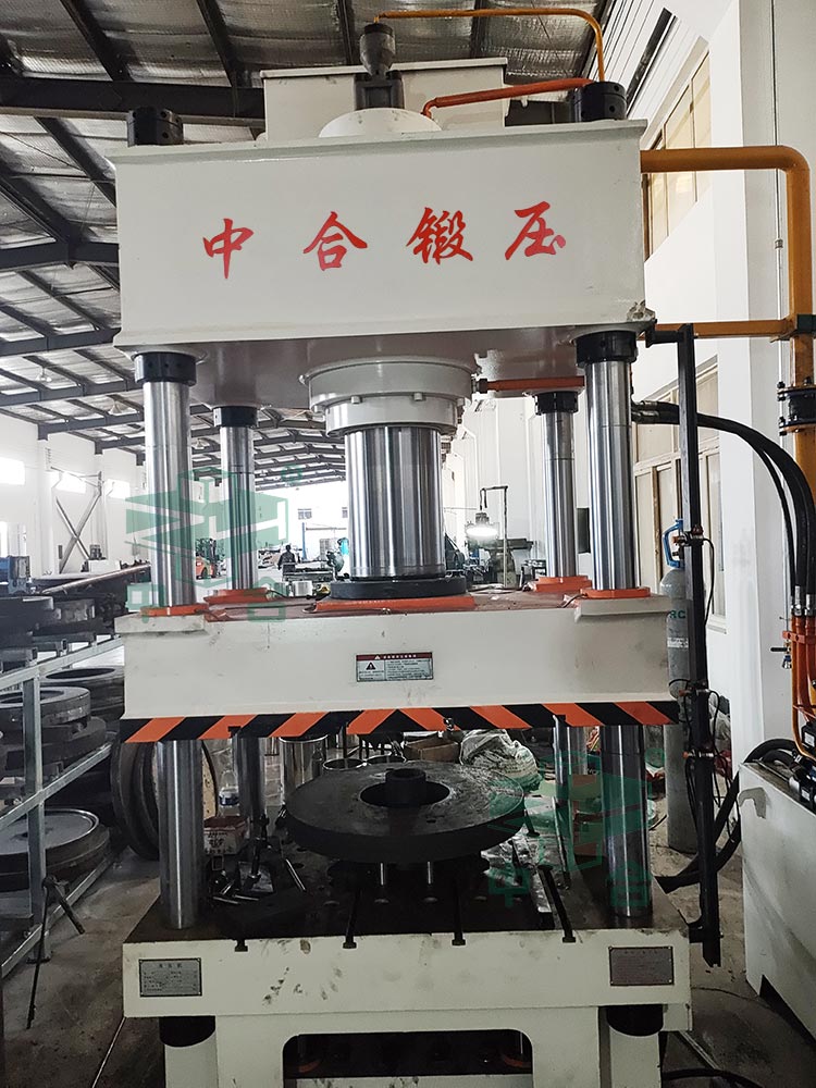 200噸不銹鋼鍋蓋成型液壓機現場.jpg 200噸不銹鋼鍋蓋成型液壓機現場.jpg