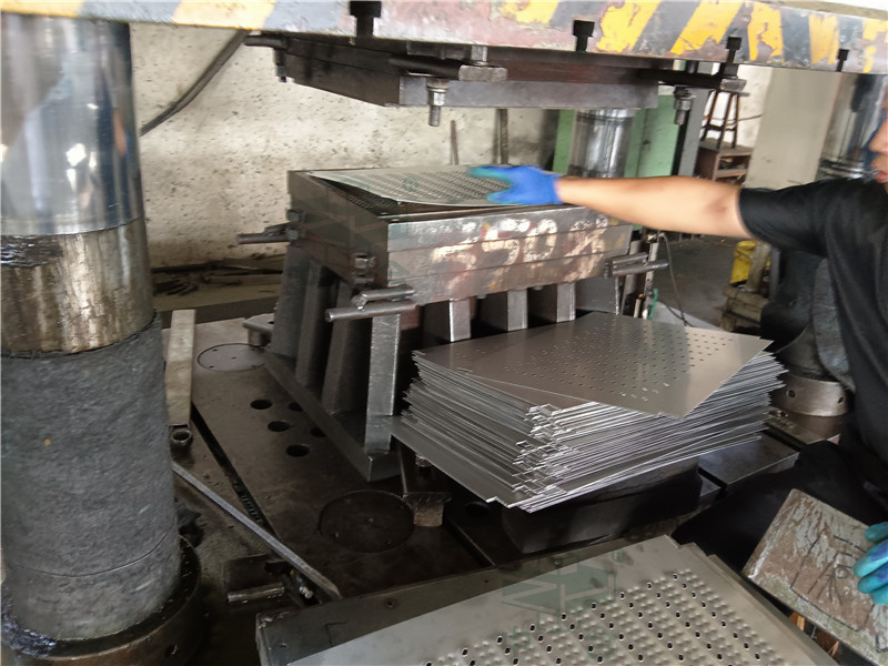 630噸地溝蓋板成型液壓機(jī)-不銹鋼地溝蓋板生產(chǎn)線(xiàn)(圖5)