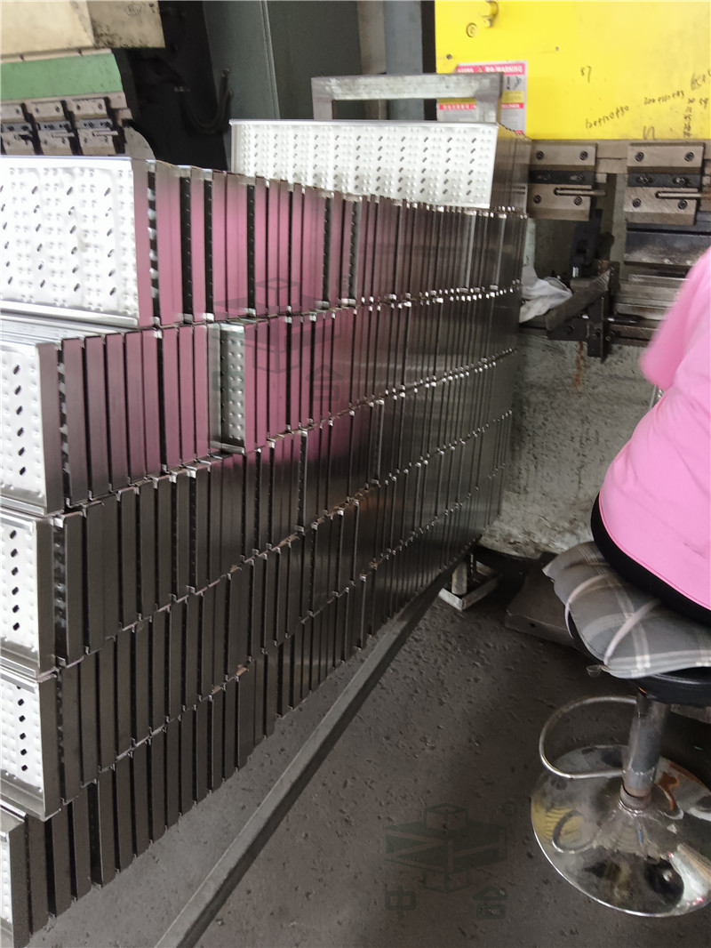 630噸地溝蓋板成型液壓機(jī)-不銹鋼地溝蓋板生產(chǎn)線(xiàn)(圖6)